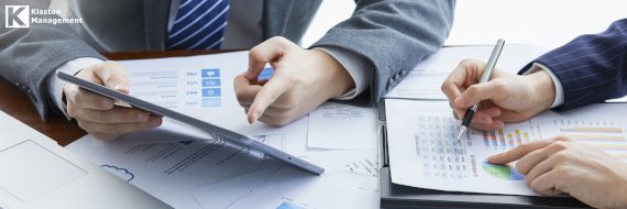 Profissionais analisando documentos de não conformidades.